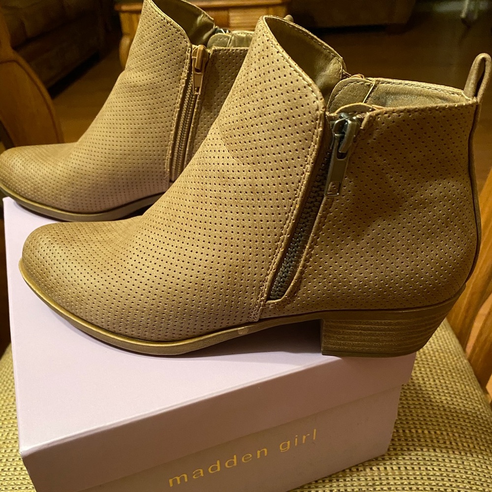 Madden Girl Ankle Bootie Bolero, Taupe 8M